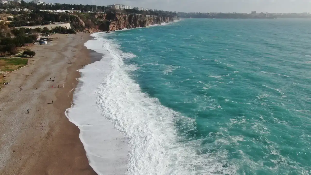 Günlerdir Süren Sağanak Yağış Sonrası Antalyalılar Sahile Akın Etti 3